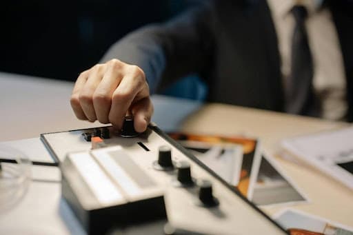 L’investigatore privato serio evita di commettere illegalità come intercettazioni o spionaggio su WhatsApp e altre app di messaggistica, che mettano a rischio l’indagine e il proprio Cliente.